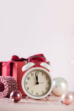 Çalar saat takıları ve hediye kutusuyla Noel kompozisyonu. Boşluğu kopyala.