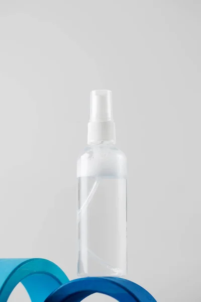 白い背景に透明なプラスチックボトルの中のトニックまたは顔の化粧水。毎日のスキンケア。スペースのコピー. — ストック写真