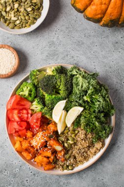 Besleyici bir yemek için kinoalı, balkabaklı ve sebzeli sağlıklı vegan Buda kasesi. Sebze tarifleri kavramı.