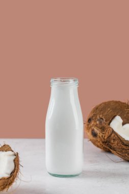 Cam şişede taze hindistan cevizi sütü ve yarım hindistan cevizi. Vejetaryen sütü kavramı
