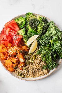 Kinoalı, balkabaklı ve mevsimlik sebzeli sağlıklı vegan Buda kasesi. Sebze tarifleri kavramı.