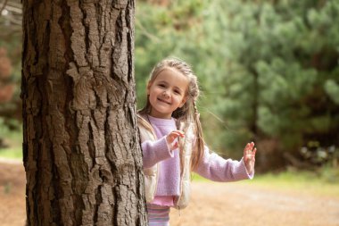 Orman ortamında doğanın tadını çıkaran mutlu çocuk. Doğa kavramı