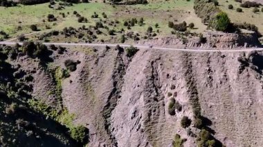 Engebeli kanyon manzarasının havadan görünüşü erozyon desenlerini ve seyrek bitki örtüsünü ortaya çıkardı. Yeni Zelanda