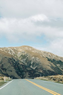 Canterbury, Yeni Zelanda 'nın dağlarından geçen manzara yolu. Macera yolculuğu ve keşifler için sakin kırsal bölgede manzaralı dağ yolu