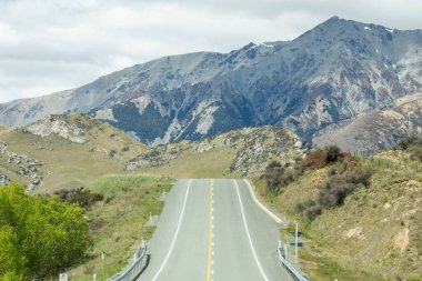 Canterbury, Yeni Zelanda 'nın dağlarından geçen manzara yolu. Macera yolculuğu ve keşifler için sakin kırsal bölgede manzaralı dağ yolu
