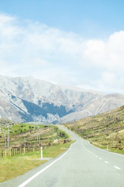 Seyahat ilhamı ve macera için açık bir günde dağlık arazide manzaralı bir yolculuk. Yeni Zelanda