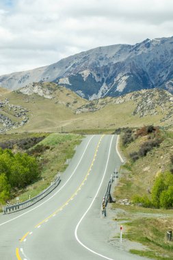 Canterbury, Yeni Zelanda 'nın dağlarından geçen manzara yolu. Macera yolculuğu ve keşifler için sakin kırsal bölgede manzaralı dağ yolu