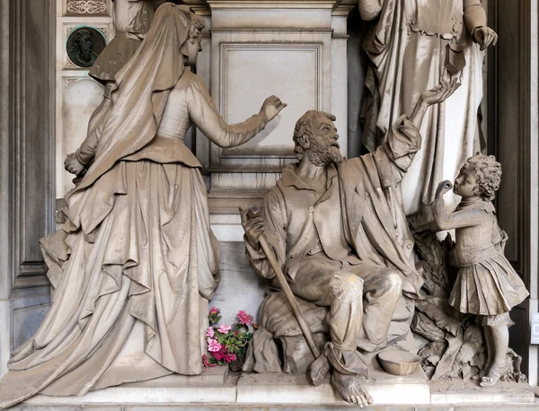 Estatuas de mármol en el cementerio — Foto de Stock