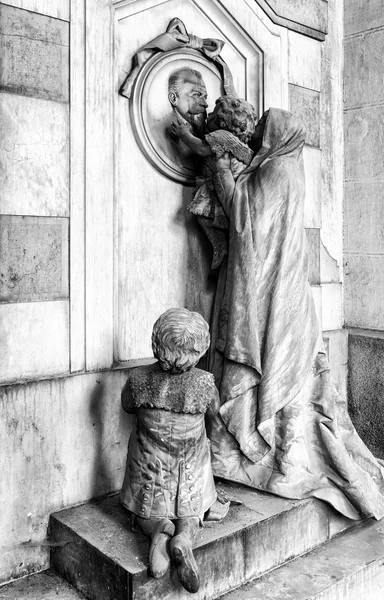 Statue in marmo nel cimitero — Foto Stock