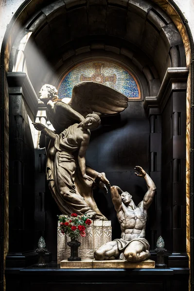 Statue in marmo nel cimitero — Foto Stock