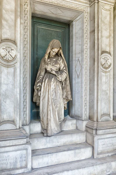 Marmorstatyer på kyrkogården — Stockfoto