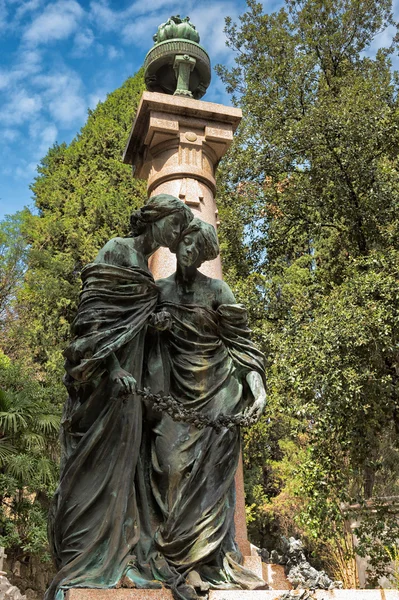Мраморные статуи на кладбище — стоковое фото
