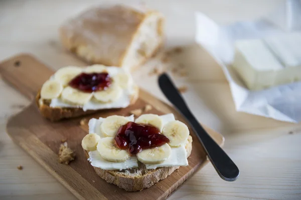 Brot, Butter, Banane und Marmelade — Stockfoto