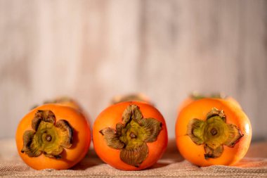 Kırsal ahşap zeminli hurma meyvesi