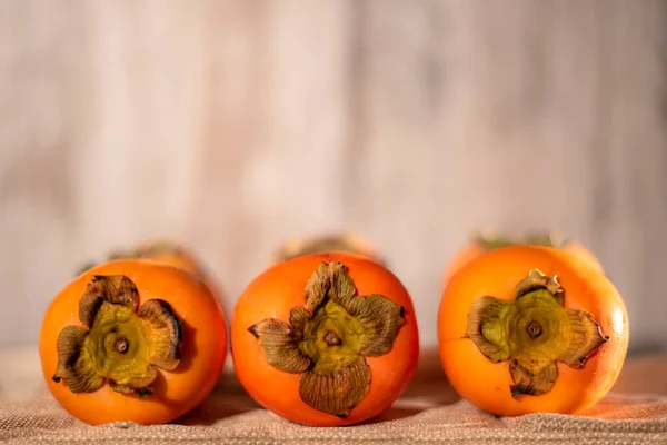 Kırsal ahşap zeminli hurma meyvesi