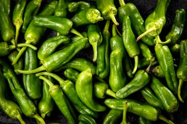 Yeşil dolma biberlerin arka planı birikti..