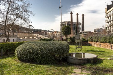 Arkadan bir adam sahilin kıyısından denize bakıyor..