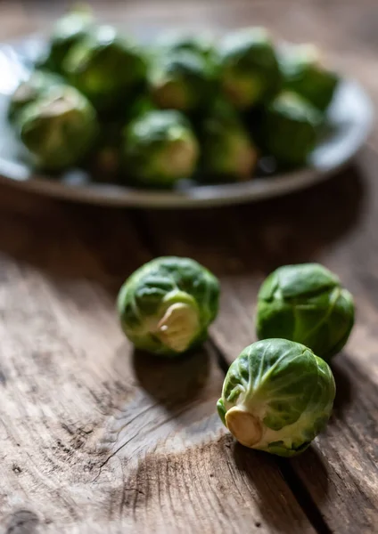 Brüksel lahanası Brassica oleracea var 'ın yakın çekimi. Seçici odaklı kırsal ahşap bir yüzeyde gemmifera