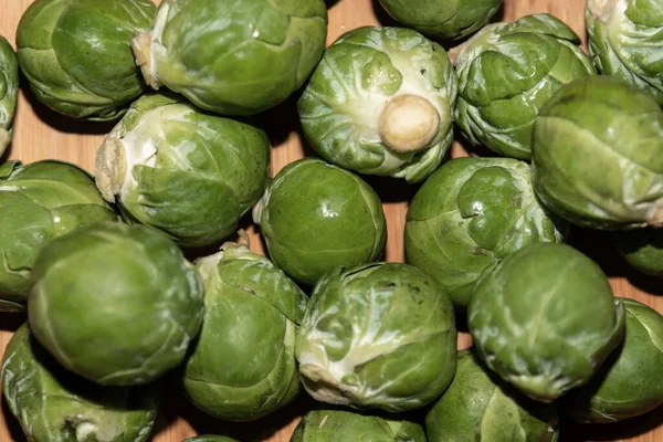 Brüksel lahanalarının kırsal ahşap bir yüzeyde yakın çekimi.