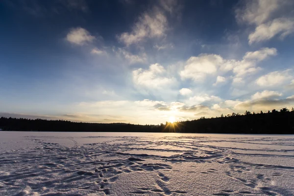 Frusen sjö täckt med snö och dramatiska solnedgången Sky - vinterlandskap Foto — Stockfoto