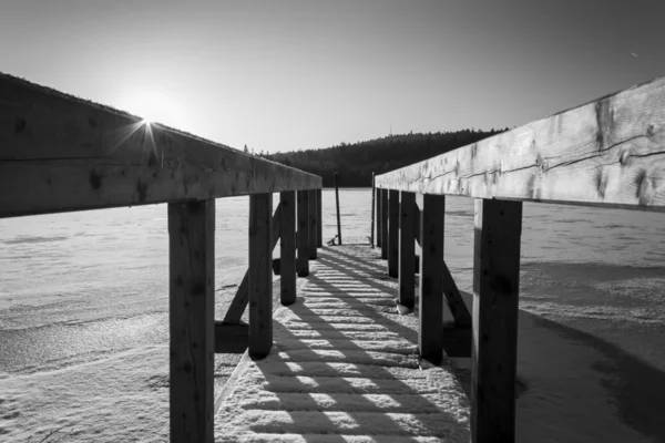 Muelle de madera en el lago congelado Foto de invierno en blanco y negro —  Fotos de Stock