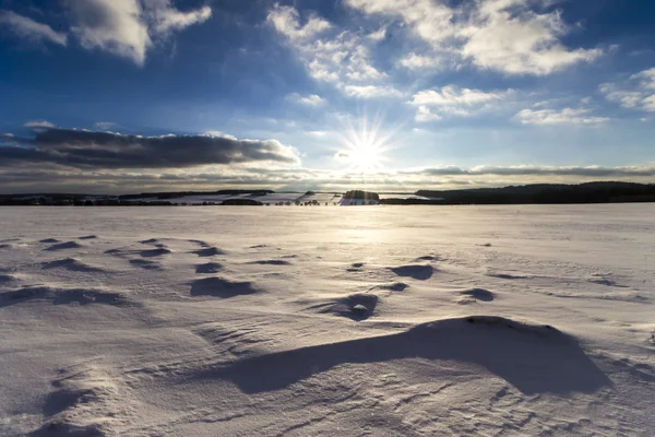 Campo de paisaje de invierno al atardecer cubierto de nieve y sol —  Fotos de Stock