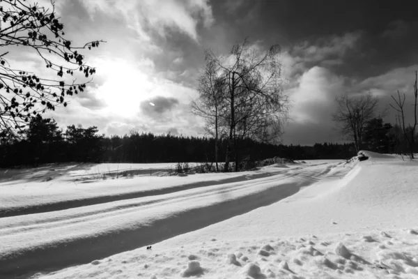 Χειμερινό τοπίο φωτογραφία με δρόμο καλυμμένο με χιόνι — Φωτογραφία Αρχείου