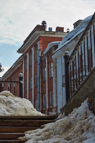 Das alte Steingebäude wird durch schlechtes Wetter zerstört. — Stockfoto