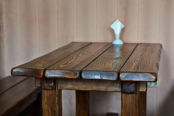 Alter Holztisch in einem kleinen Café — Stockfoto