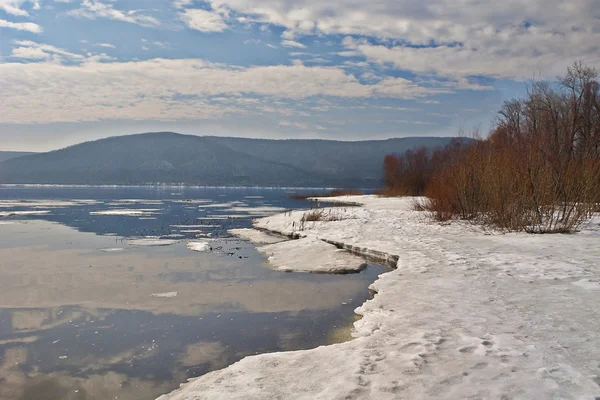 Volga rivier bank na de ijs-drift. — Stockfoto