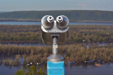 Volga Nehri kıyısında genel dürbün.