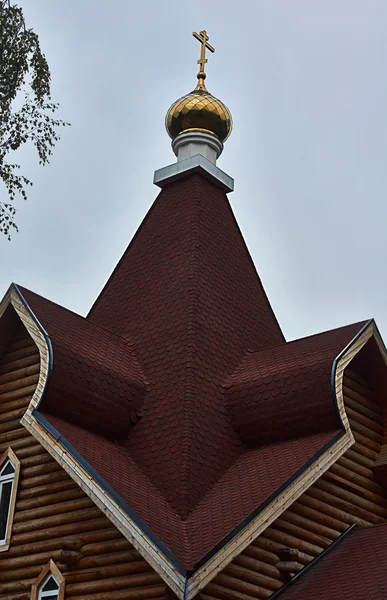 O telhado da igreja ortodoxa de madeira  . — Fotografia de Stock