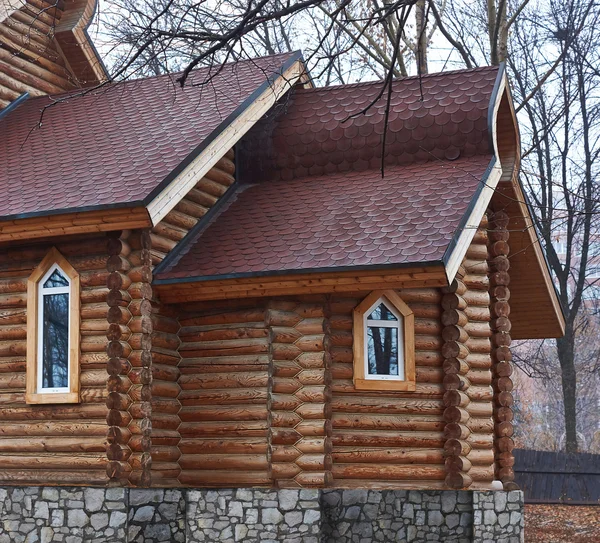 Detalhes da igreja ortodoxa de madeira  . — Fotografia de Stock
