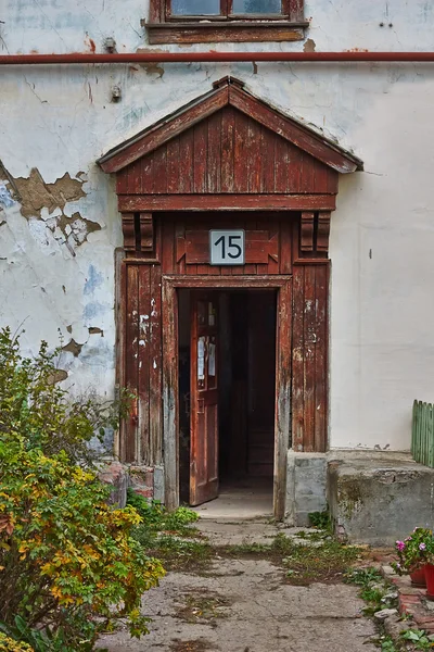 Die Tür zum alten baufälligen Haus. — Stockfoto