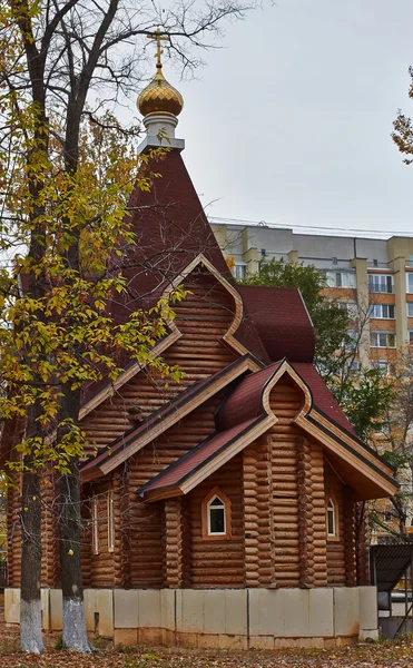 Contemporary wooden Orthodox church. — Stock Photo, Image