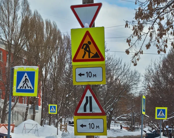 Panneaux routiers au carrefour de la ville d'hiver . — Photo