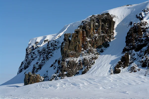 Арктичний. Скелі, що виступають зі снігу . — стокове фото