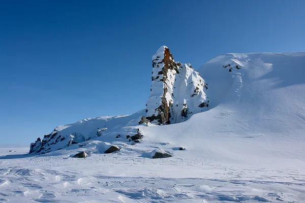 Arktic chukotka. a hó kiálló sziklák. — Stock Fotó