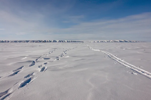 Piste de ski vers la ville nord de Tchoukotka . — Photo