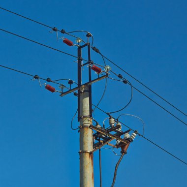 Yüksek voltajlı elektrik hatları .