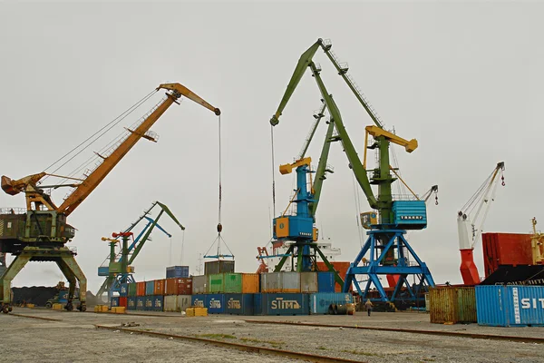 Az északi port tengeri hajók kirakodási. — Stock Fotó