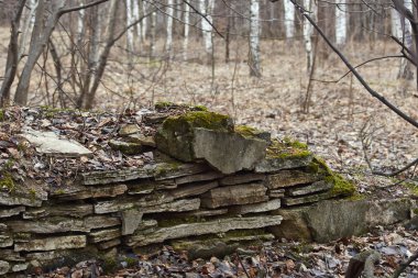 Eski ev temellerine kalıntıları.