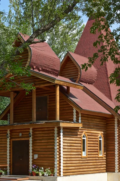 Zeitgenössische orthodoxe Holzkirche. — Stockfoto