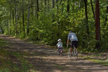 Baba ve kızı bir bisiklet yürüyüş.