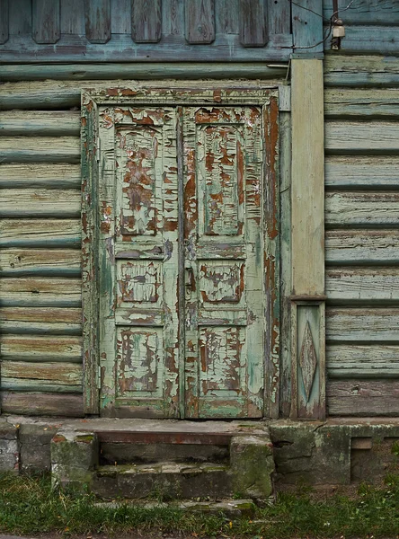 Gammal dörr av anwooden hus. — Stockfoto