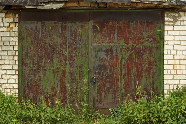 I cancelli di ferro del vecchio garage repogodoy danneggiato . — Foto Stock