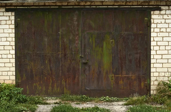 De ijzeren poort van de oude garage repogodoy beschadigd. — Stockfoto