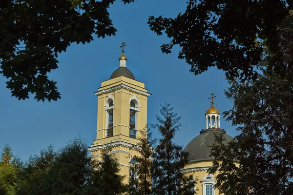 Православная церковь в старом парке . — стоковое фото