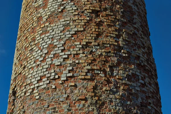 Detalhe da torre de tijolo vermelho . — Fotografia de Stock