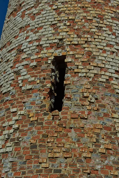 Dettaglio della torre di mattoni rossi . — Foto Stock